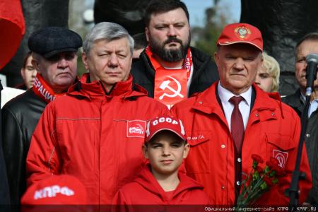 «Не забудем, не простим!»: КПРФ провела акцию памяти защитников Белого дома в октябре 93-го