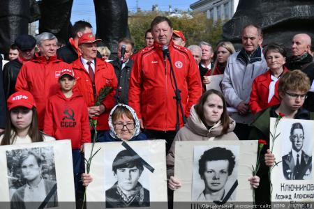 «Не забудем, не простим!»: КПРФ провела акцию памяти защитников Белого дома в октябре 93-го