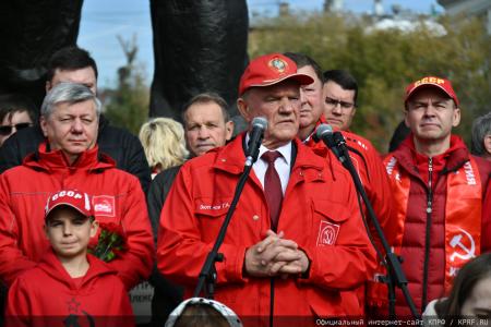 «Не забудем, не простим!»: КПРФ провела акцию памяти защитников Белого дома в октябре 93-го