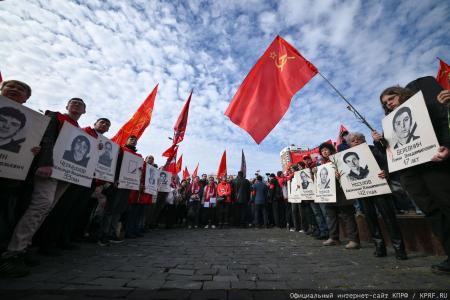 «Не забудем, не простим!»: КПРФ провела акцию памяти защитников Белого дома в октябре 93-го