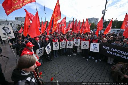 «Не забудем, не простим!»: КПРФ провела акцию памяти защитников Белого дома в октябре 93-го