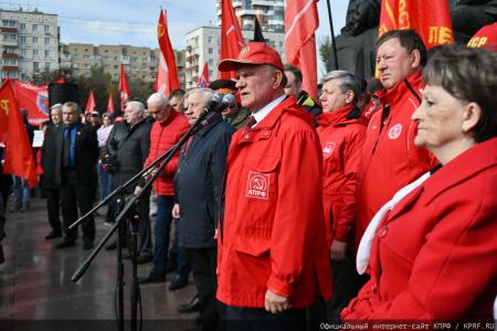 «Не забудем, не простим!»: КПРФ провела акцию памяти защитников Белого дома в октябре 93-го