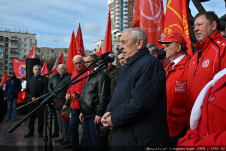 «Не забудем, не простим!»: КПРФ провела акцию памяти защитников Белого дома в октябре 93-го