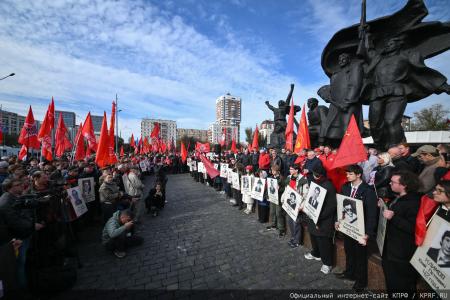 «Не забудем, не простим!»: КПРФ провела акцию памяти защитников Белого дома в октябре 93-го