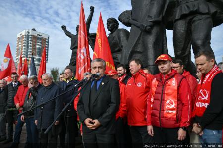 «Не забудем, не простим!»: КПРФ провела акцию памяти защитников Белого дома в октябре 93-го