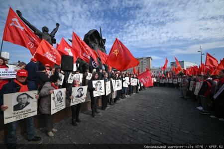 «Не забудем, не простим!»: КПРФ провела акцию памяти защитников Белого дома в октябре 93-го