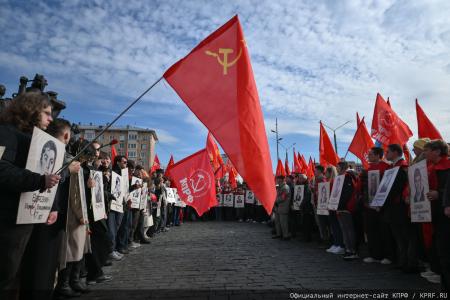 «Не забудем, не простим!»: КПРФ провела акцию памяти защитников Белого дома в октябре 93-го