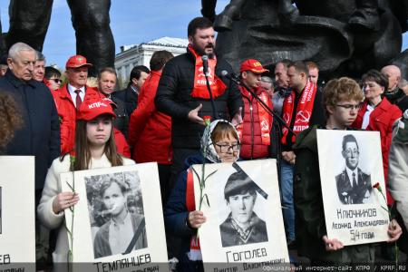 «Не забудем, не простим!»: КПРФ провела акцию памяти защитников Белого дома в октябре 93-го