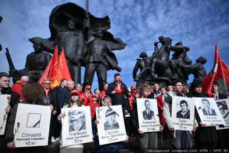 «Не забудем, не простим!»: КПРФ провела акцию памяти защитников Белого дома в октябре 93-го
