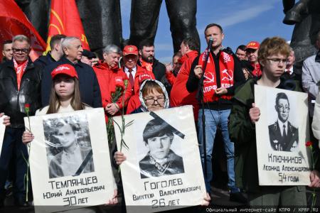 «Не забудем, не простим!»: КПРФ провела акцию памяти защитников Белого дома в октябре 93-го