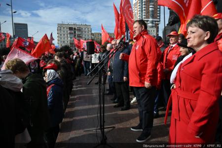 «Не забудем, не простим!»: КПРФ провела акцию памяти защитников Белого дома в октябре 93-го