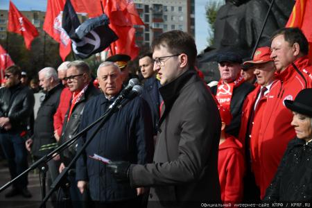 «Не забудем, не простим!»: КПРФ провела акцию памяти защитников Белого дома в октябре 93-го