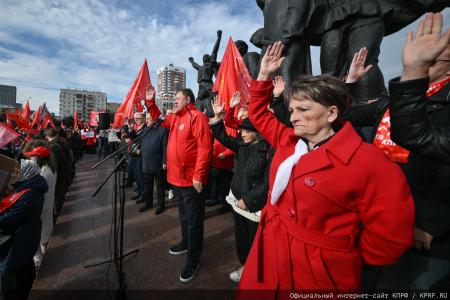 «Не забудем, не простим!»: КПРФ провела акцию памяти защитников Белого дома в октябре 93-го