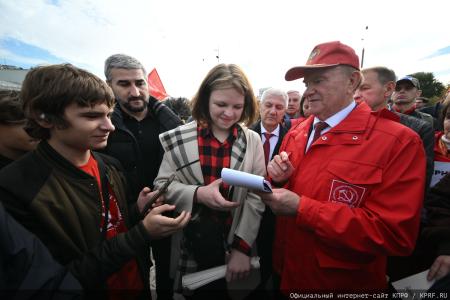 «Не забудем, не простим!»: КПРФ провела акцию памяти защитников Белого дома в октябре 93-го