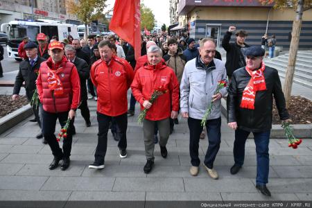 «Не забудем, не простим!»: КПРФ провела акцию памяти защитников Белого дома в октябре 93-го