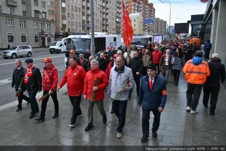 «Не забудем, не простим!»: КПРФ провела акцию памяти защитников Белого дома в октябре 93-го