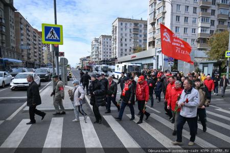 «Не забудем, не простим!»: КПРФ провела акцию памяти защитников Белого дома в октябре 93-го