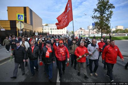 «Не забудем, не простим!»: КПРФ провела акцию памяти защитников Белого дома в октябре 93-го