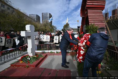 «Не забудем, не простим!»: КПРФ провела акцию памяти защитников Белого дома в октябре 93-го