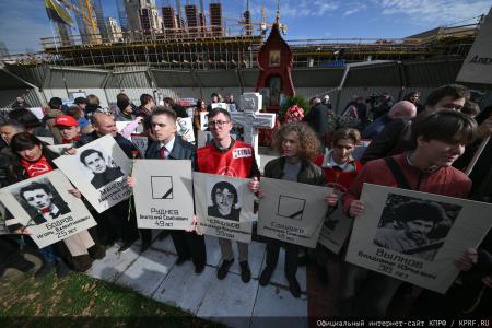 «Не забудем, не простим!»: КПРФ провела акцию памяти защитников Белого дома в октябре 93-го