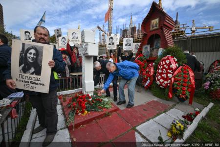 «Не забудем, не простим!»: КПРФ провела акцию памяти защитников Белого дома в октябре 93-го
