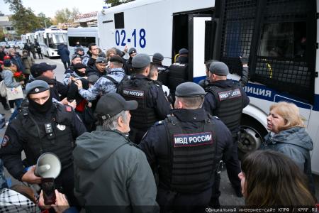 «Не забудем, не простим!»: КПРФ провела акцию памяти защитников Белого дома в октябре 93-го