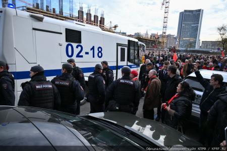 «Не забудем, не простим!»: КПРФ провела акцию памяти защитников Белого дома в октябре 93-го
