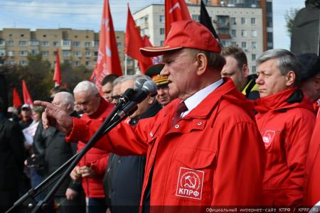 «Не забудем, не простим!»: КПРФ провела акцию памяти защитников Белого дома в октябре 93-го
