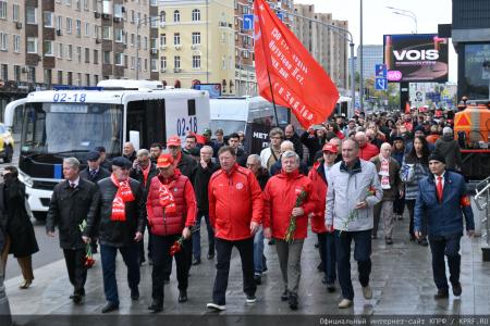 «Не забудем, не простим!»: КПРФ провела акцию памяти защитников Белого дома в октябре 93-го