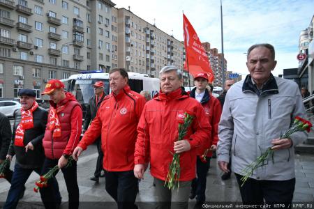 «Не забудем, не простим!»: КПРФ провела акцию памяти защитников Белого дома в октябре 93-го