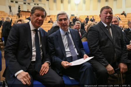 Курс на развитие и социальные гарантии: фракция КПРФ во главе с Зюгановым заставила министров ответить на острые вопросы регионов