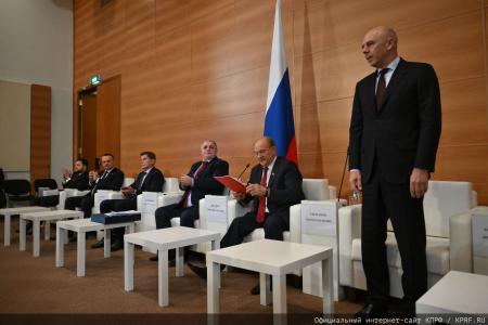 Курс на развитие и социальные гарантии: фракция КПРФ во главе с Зюгановым заставила министров ответить на острые вопросы регионов