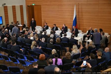 Курс на развитие и социальные гарантии: фракция КПРФ во главе с Зюгановым заставила министров ответить на острые вопросы регионов
