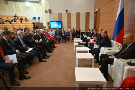 Курс на развитие и социальные гарантии: фракция КПРФ во главе с Зюгановым заставила министров ответить на острые вопросы регионов