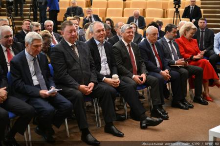 Курс на развитие и социальные гарантии: фракция КПРФ во главе с Зюгановым заставила министров ответить на острые вопросы регионов