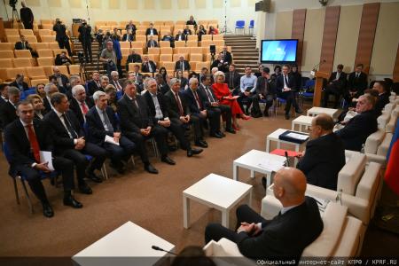Курс на развитие и социальные гарантии: фракция КПРФ во главе с Зюгановым заставила министров ответить на острые вопросы регионов