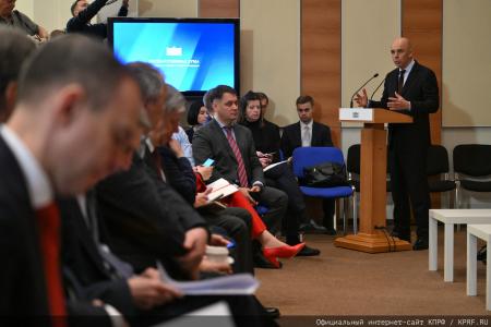 Курс на развитие и социальные гарантии: фракция КПРФ во главе с Зюгановым заставила министров ответить на острые вопросы регионов