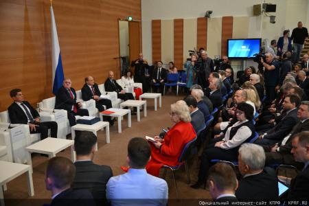 Курс на развитие и социальные гарантии: фракция КПРФ во главе с Зюгановым заставила министров ответить на острые вопросы регионов