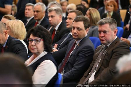 Курс на развитие и социальные гарантии: фракция КПРФ во главе с Зюгановым заставила министров ответить на острые вопросы регионов