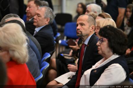 Курс на развитие и социальные гарантии: фракция КПРФ во главе с Зюгановым заставила министров ответить на острые вопросы регионов