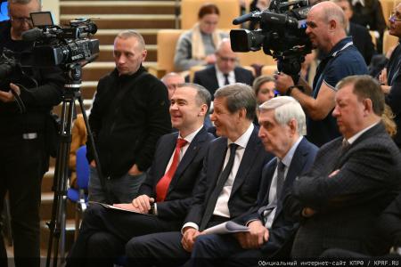 Курс на развитие и социальные гарантии: фракция КПРФ во главе с Зюгановым заставила министров ответить на острые вопросы регионов