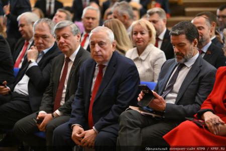 Курс на развитие и социальные гарантии: фракция КПРФ во главе с Зюгановым заставила министров ответить на острые вопросы регионов