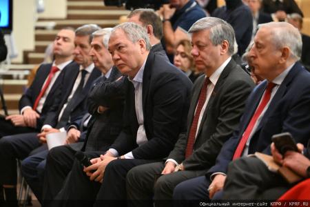 Курс на развитие и социальные гарантии: фракция КПРФ во главе с Зюгановым заставила министров ответить на острые вопросы регионов
