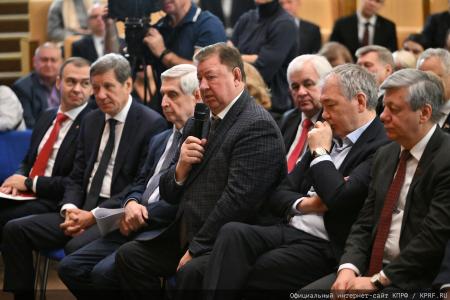 Курс на развитие и социальные гарантии: фракция КПРФ во главе с Зюгановым заставила министров ответить на острые вопросы регионов