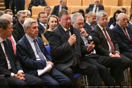 Курс на развитие и социальные гарантии: фракция КПРФ во главе с Зюгановым заставила министров ответить на острые вопросы регионов