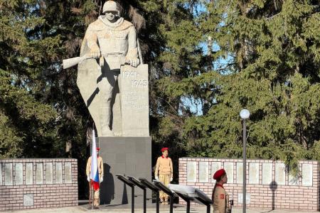 В память о герое: в Ульяновской области открыли мемориальную доску артиллеристу-добровольцу Ивану Благороднову