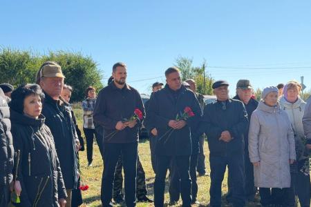 В память о герое: в Ульяновской области открыли мемориальную доску артиллеристу-добровольцу Ивану Благороднову