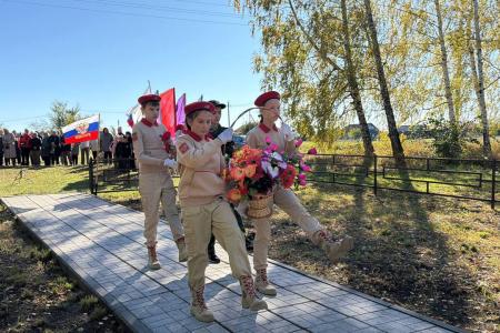 В память о герое: в Ульяновской области открыли мемориальную доску артиллеристу-добровольцу Ивану Благороднову