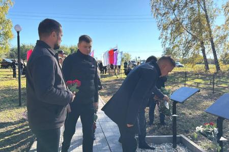 В память о герое: в Ульяновской области открыли мемориальную доску артиллеристу-добровольцу Ивану Благороднову