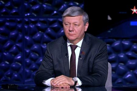 Дмитрий Новиков на телеканале «Звезда»: Чтобы не замечать кризис капитализма, на Западе нагнетают враждебность к России
